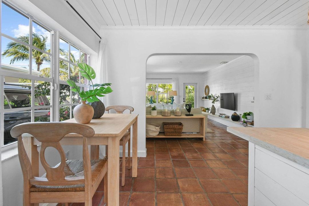 待售: $725,000 (2 贝兹, 2 浴室, 1160 平方英尺)