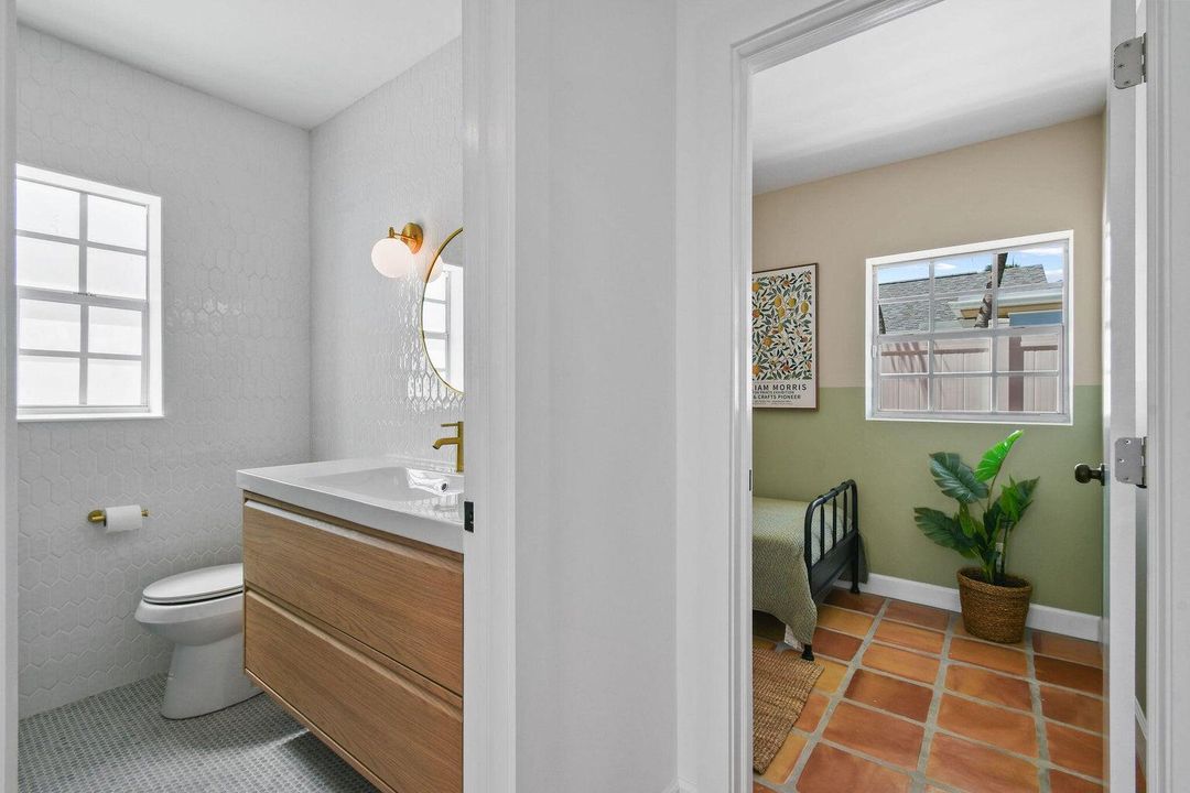 待售: $725,000 (2 贝兹, 2 浴室, 1160 平方英尺)