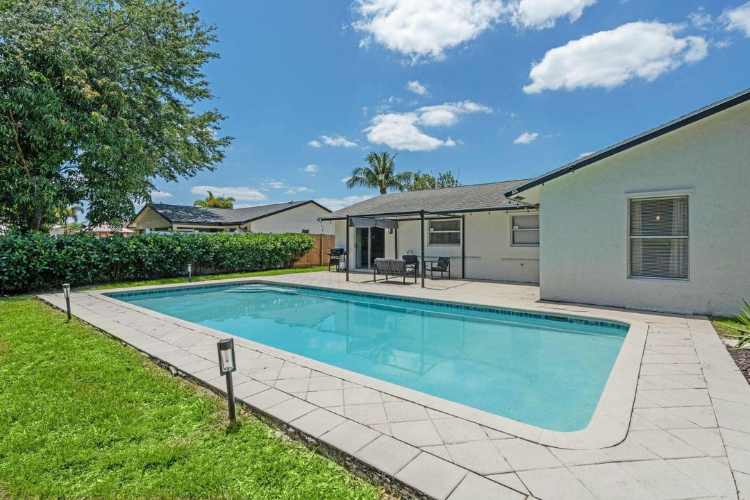 Active With Contract: $559,900 (3 beds, 2 baths, 1606 Square Feet)