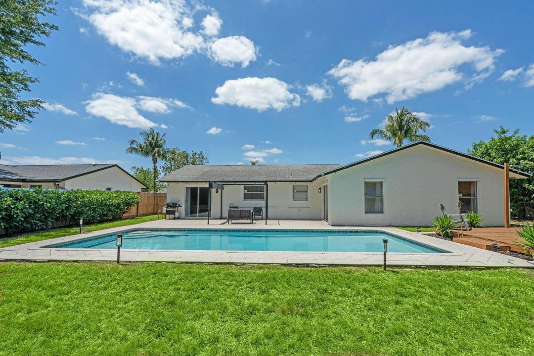 Active With Contract: $559,900 (3 beds, 2 baths, 1606 Square Feet)