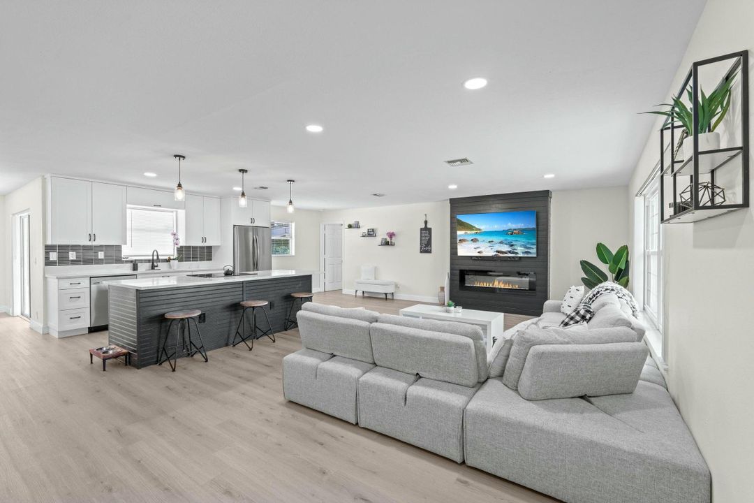 Active With Contract: $559,900 (3 beds, 2 baths, 1606 Square Feet)