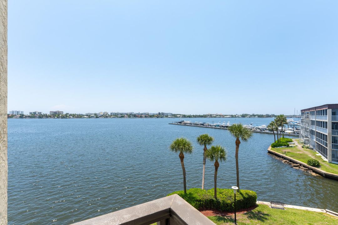 For Sale: $399,900 (2 beds, 2 baths, 1025 Square Feet)