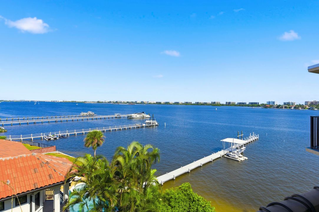 For Sale: $399,900 (2 beds, 2 baths, 1025 Square Feet)