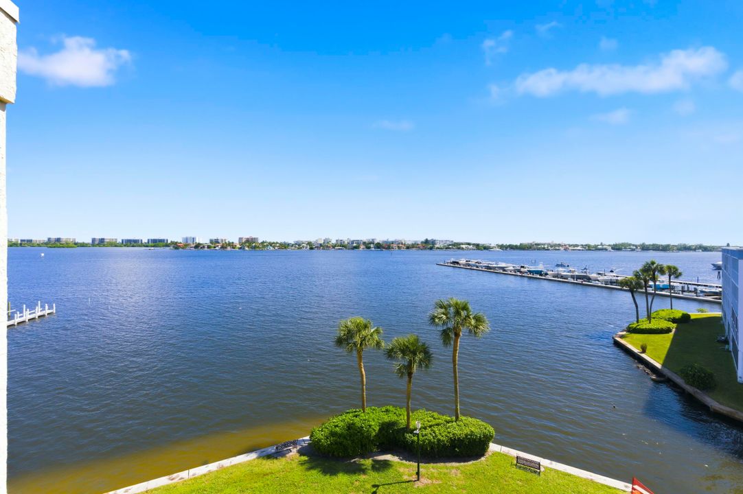 For Sale: $399,900 (2 beds, 2 baths, 1025 Square Feet)