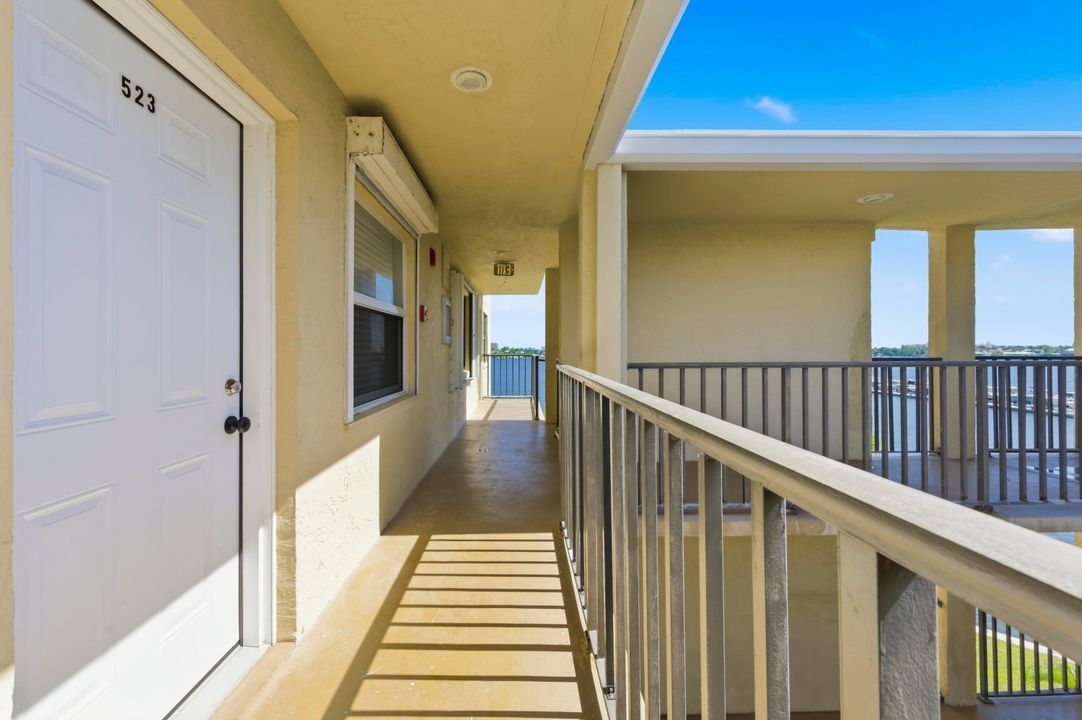 For Sale: $399,900 (2 beds, 2 baths, 1025 Square Feet)