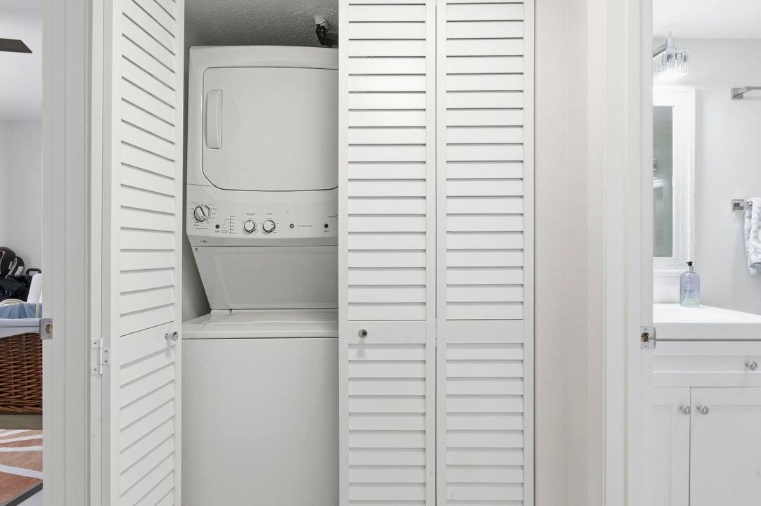 For Sale: $399,900 (2 beds, 2 baths, 1025 Square Feet)