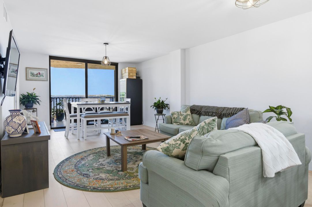 For Sale: $399,900 (2 beds, 2 baths, 1025 Square Feet)