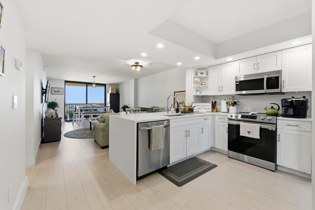 For Sale: $399,900 (2 beds, 2 baths, 1025 Square Feet)
