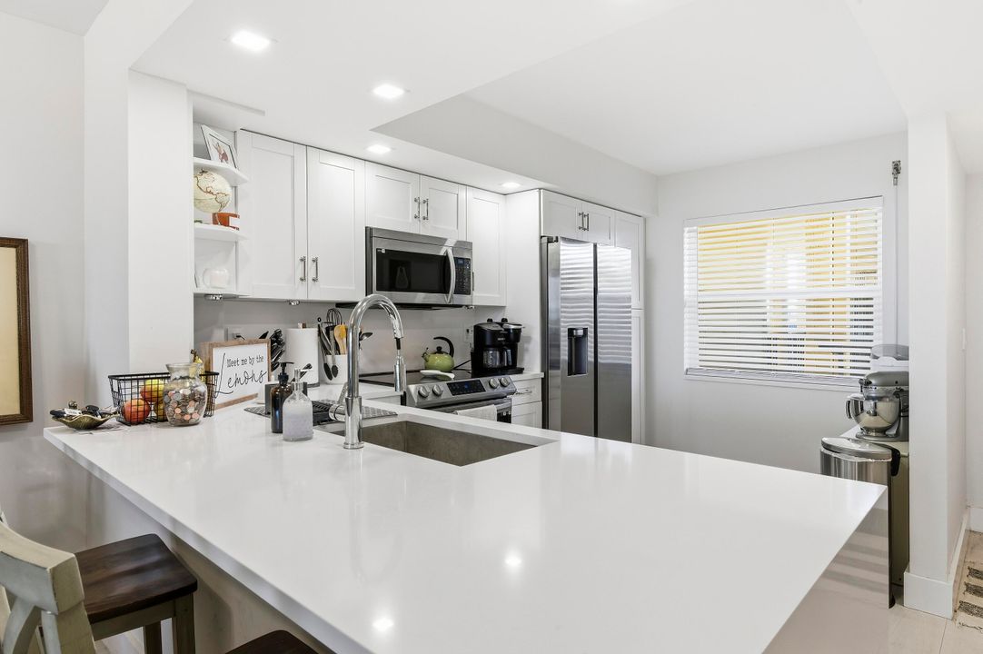 For Sale: $399,900 (2 beds, 2 baths, 1025 Square Feet)