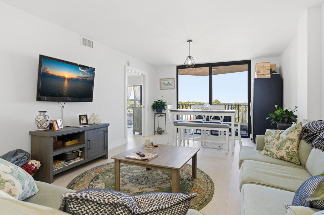 For Sale: $399,900 (2 beds, 2 baths, 1025 Square Feet)