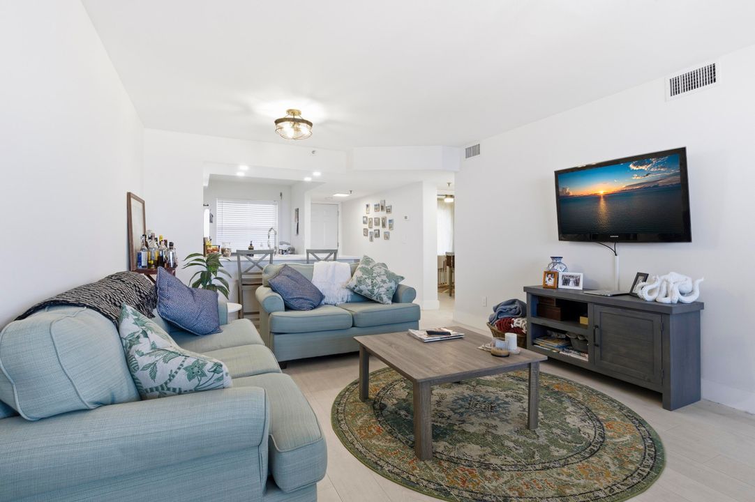 For Sale: $399,900 (2 beds, 2 baths, 1025 Square Feet)