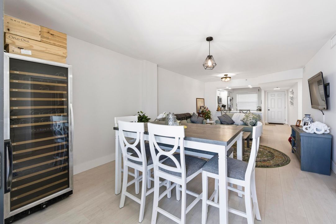 For Sale: $399,900 (2 beds, 2 baths, 1025 Square Feet)