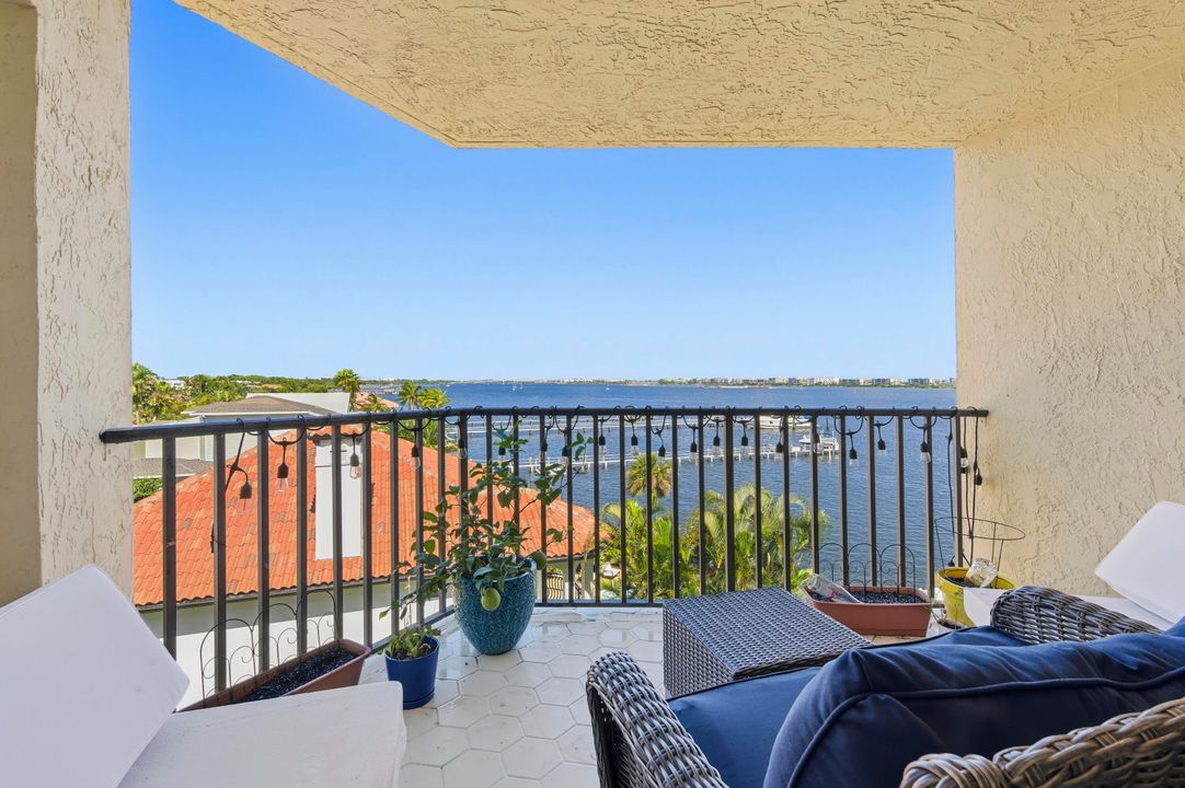 For Sale: $399,900 (2 beds, 2 baths, 1025 Square Feet)