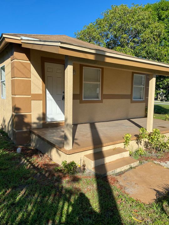 For Sale: $210,000 (3 beds, 1 baths, 924 Square Feet)