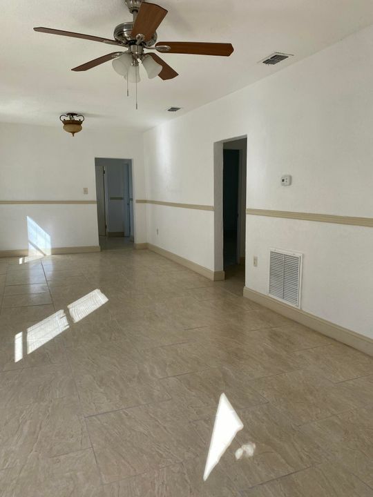 For Sale: $210,000 (3 beds, 1 baths, 924 Square Feet)