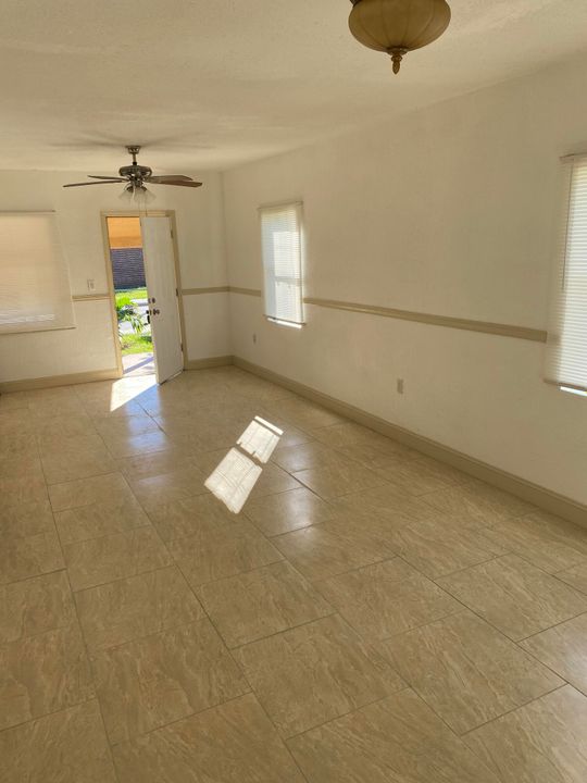 For Sale: $210,000 (3 beds, 1 baths, 924 Square Feet)