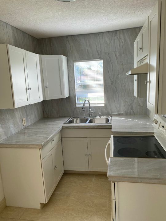 For Sale: $210,000 (3 beds, 1 baths, 924 Square Feet)