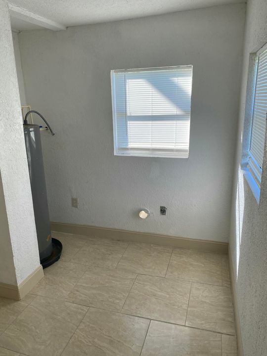 For Sale: $210,000 (3 beds, 1 baths, 924 Square Feet)