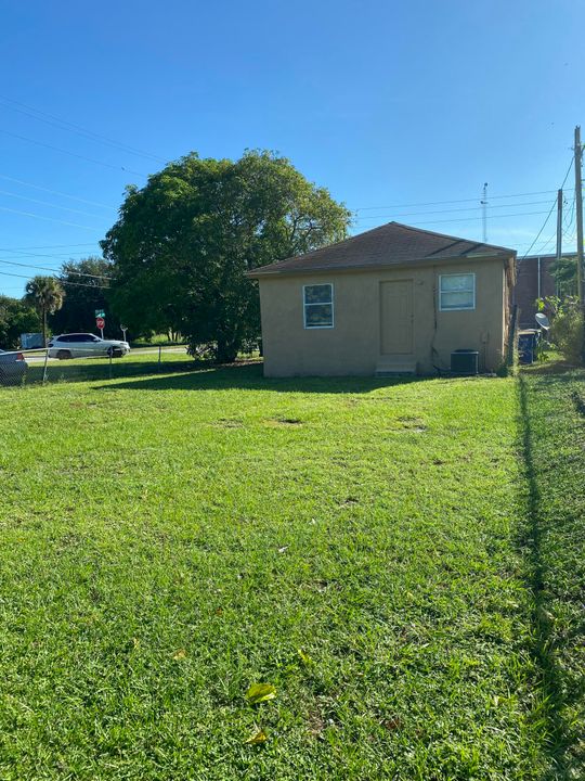 For Sale: $210,000 (3 beds, 1 baths, 924 Square Feet)