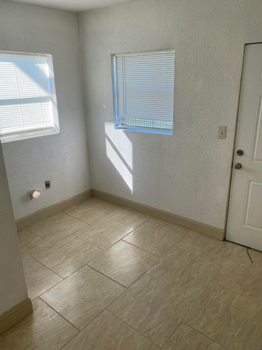 For Sale: $210,000 (3 beds, 1 baths, 924 Square Feet)