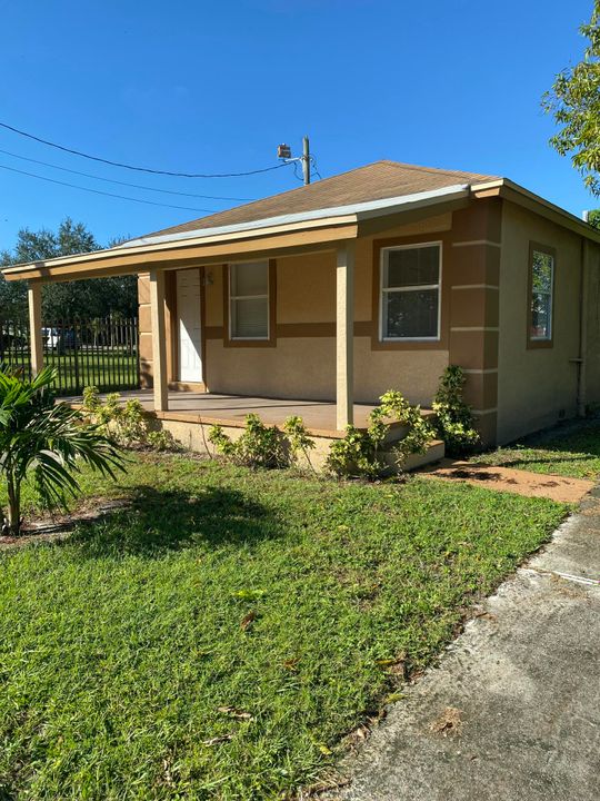 For Sale: $210,000 (3 beds, 1 baths, 924 Square Feet)