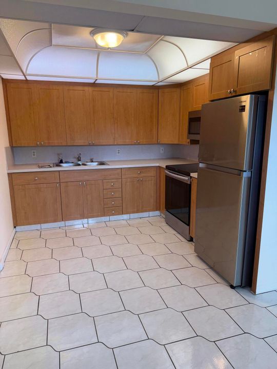 Active With Contract: $99,900 (2 beds, 2 baths, 896 Square Feet)