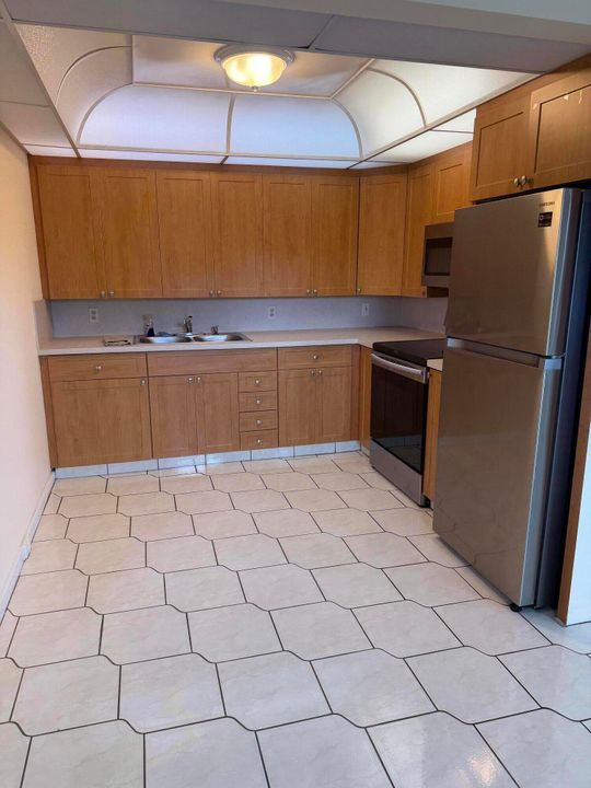 Active With Contract: $99,900 (2 beds, 2 baths, 896 Square Feet)