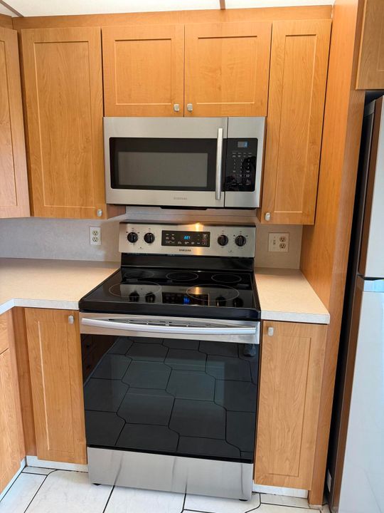 Active With Contract: $99,900 (2 beds, 2 baths, 896 Square Feet)