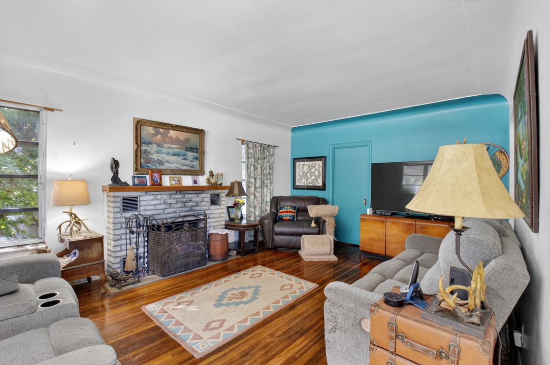 合同活跃: $1,699,000 (2 贝兹, 2 浴室, 1454 平方英尺)