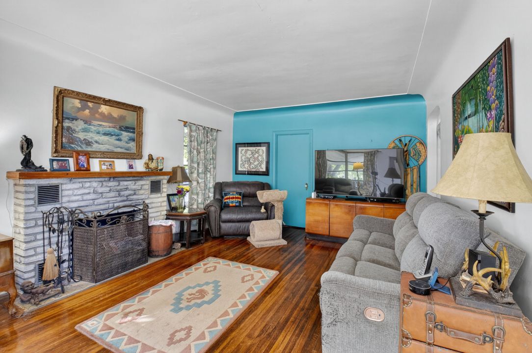 合同活跃: $1,699,000 (2 贝兹, 2 浴室, 1454 平方英尺)