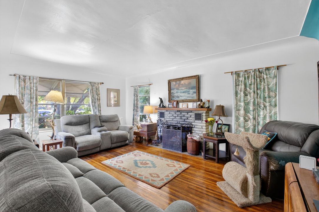 合同活跃: $1,699,000 (2 贝兹, 2 浴室, 1454 平方英尺)