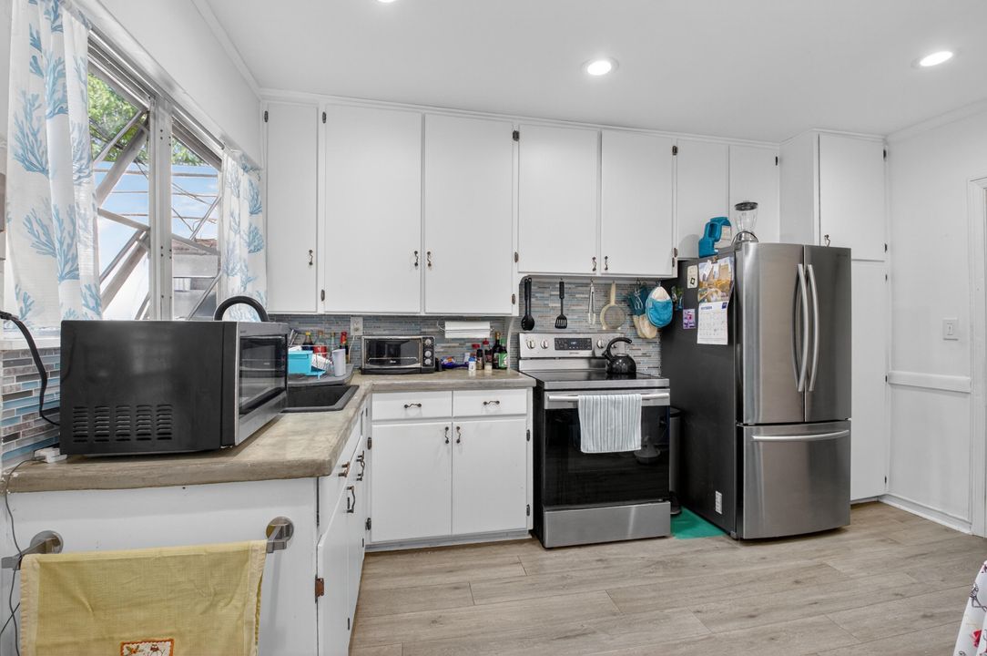 合同活跃: $1,699,000 (2 贝兹, 2 浴室, 1454 平方英尺)