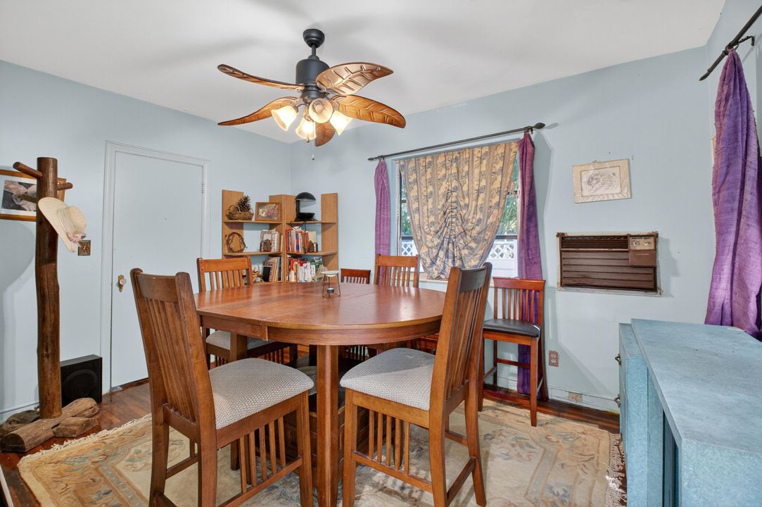 合同活跃: $1,699,000 (2 贝兹, 2 浴室, 1454 平方英尺)