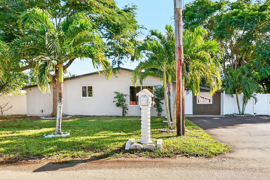 For Sale: $550,000 (4 beds, 3 baths, 1339 Square Feet)