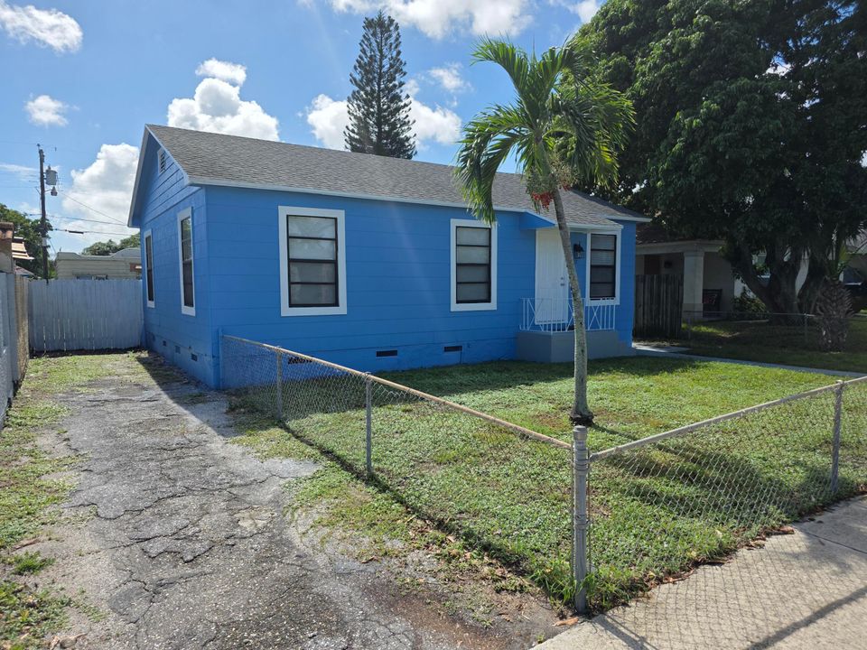For Sale: $349,000 (3 beds, 1 baths, 850 Square Feet)