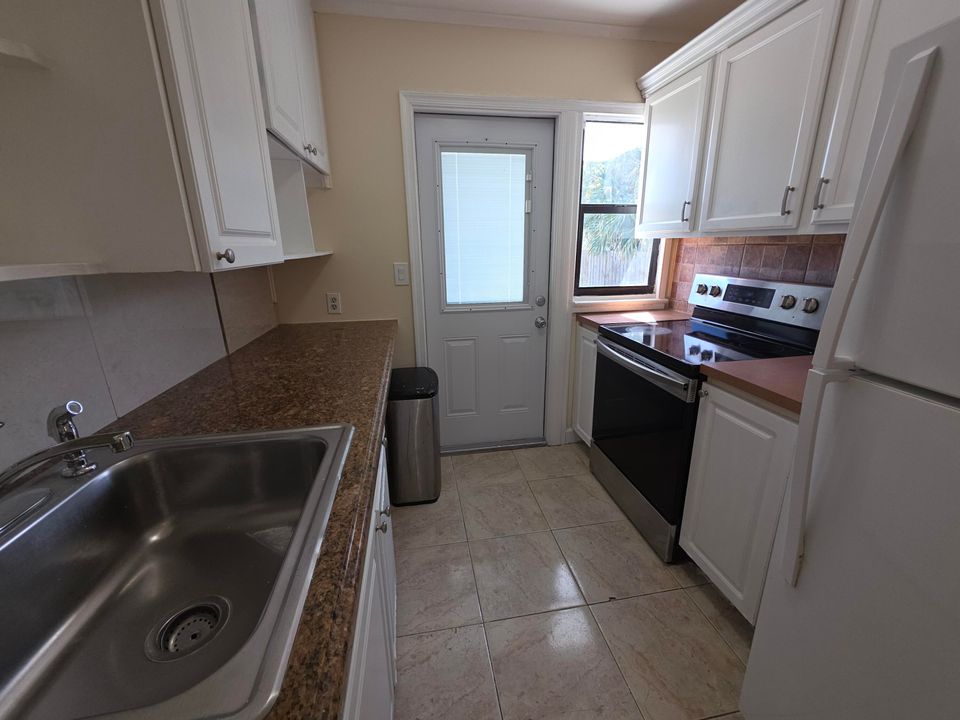 For Sale: $349,000 (3 beds, 1 baths, 850 Square Feet)