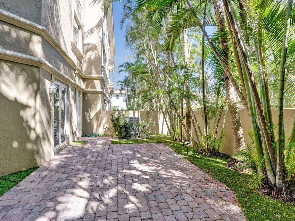 合同活跃: $1,450,000 (3 贝兹, 3 浴室, 2807 平方英尺)