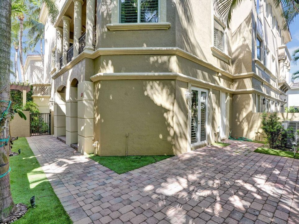 合同活跃: $1,450,000 (3 贝兹, 3 浴室, 2807 平方英尺)