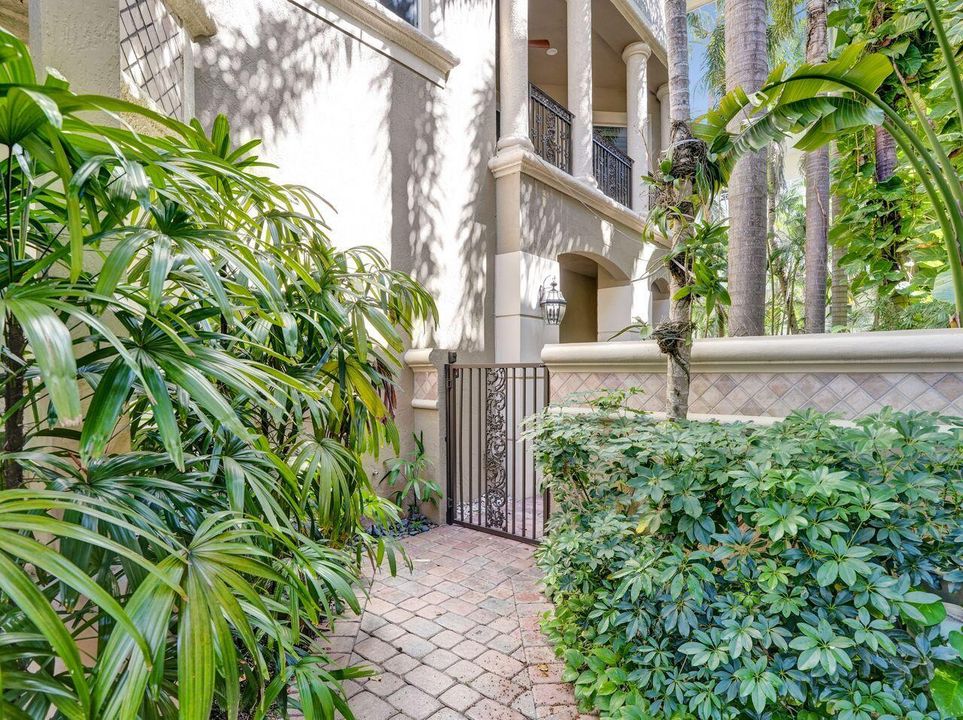 合同活跃: $1,450,000 (3 贝兹, 3 浴室, 2807 平方英尺)