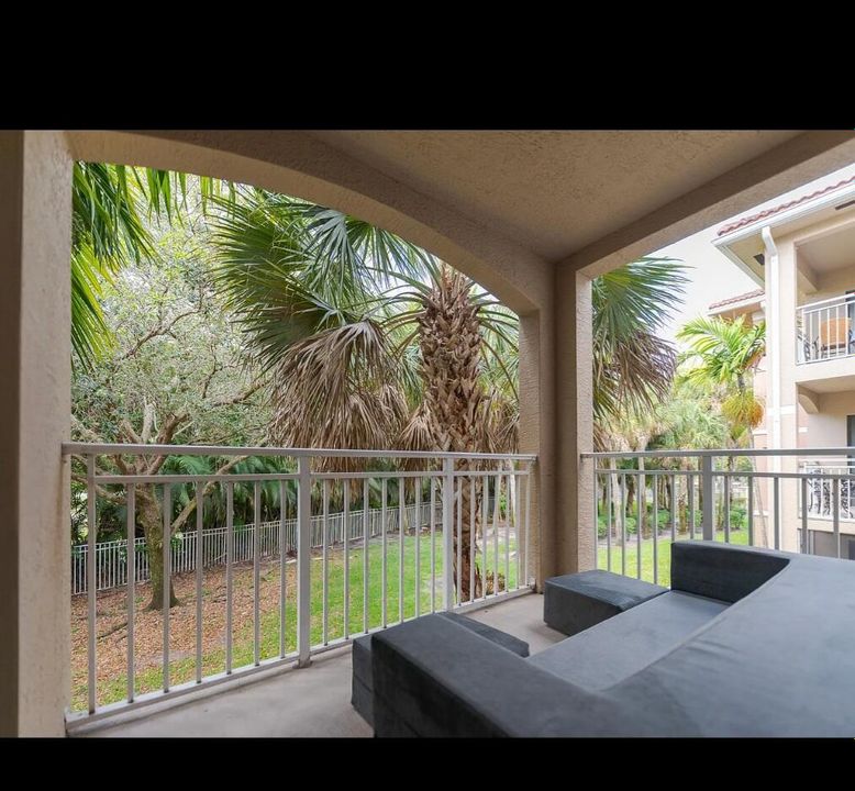 For Sale: $255,000 (1 beds, 1 baths, 863 Square Feet)