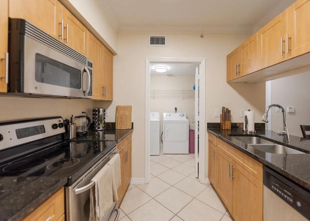 For Sale: $255,000 (1 beds, 1 baths, 863 Square Feet)