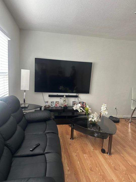 For Rent: $2,500 (2 beds, 1 baths, 780 Square Feet)