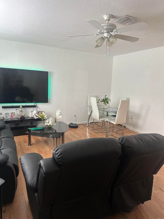 For Rent: $2,500 (2 beds, 1 baths, 780 Square Feet)