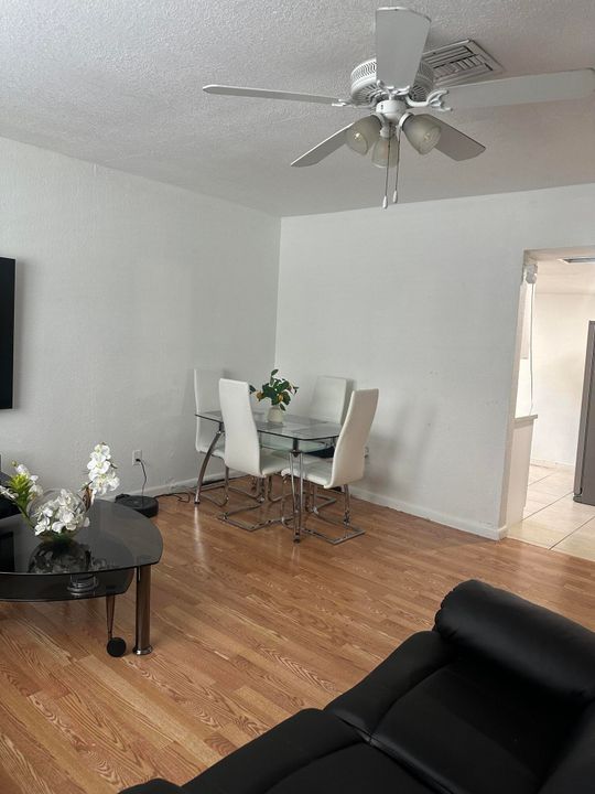 For Rent: $2,500 (2 beds, 1 baths, 780 Square Feet)