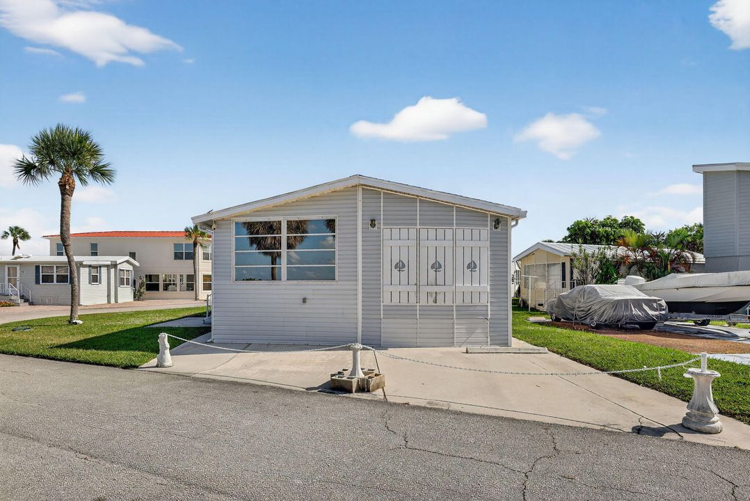 For Sale: $525,000 (1 beds, 1 baths, 948 Square Feet)