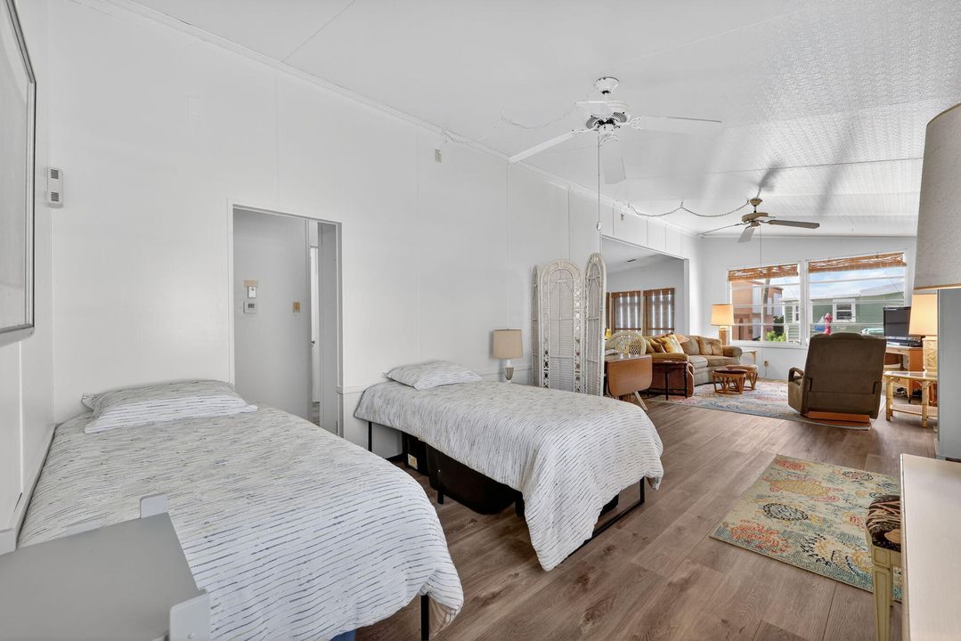 For Sale: $525,000 (1 beds, 1 baths, 948 Square Feet)