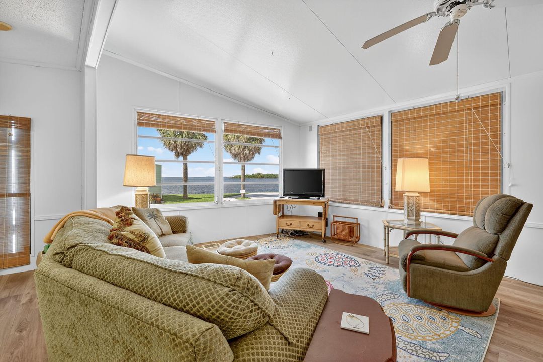 For Sale: $525,000 (1 beds, 1 baths, 948 Square Feet)