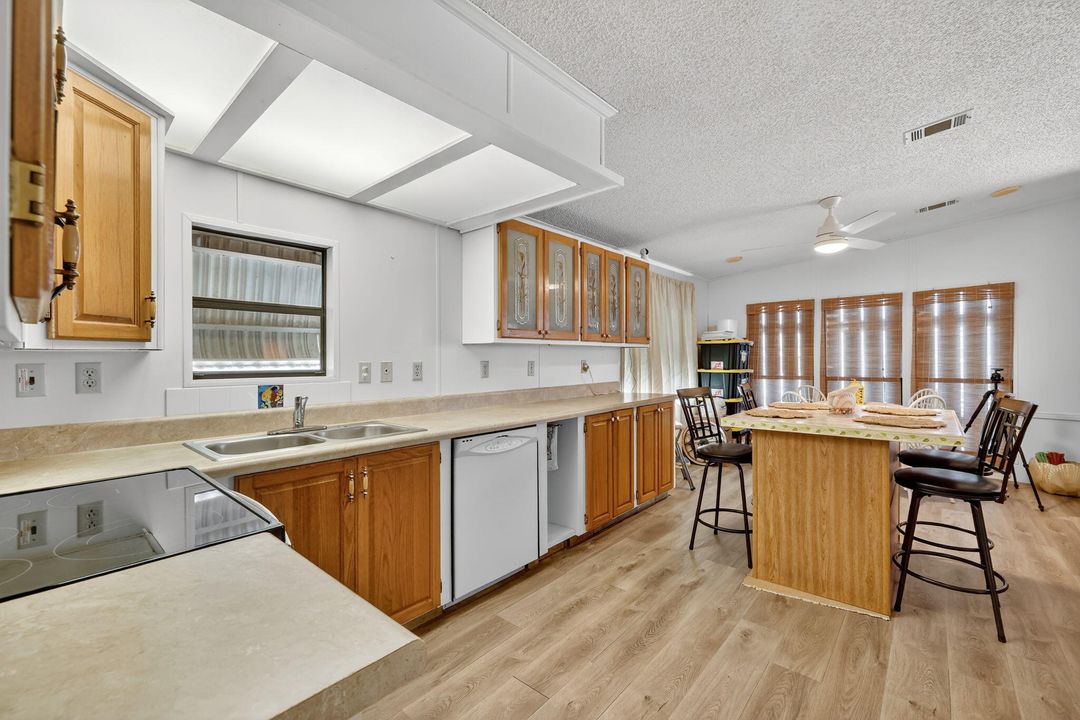 For Sale: $525,000 (1 beds, 1 baths, 948 Square Feet)