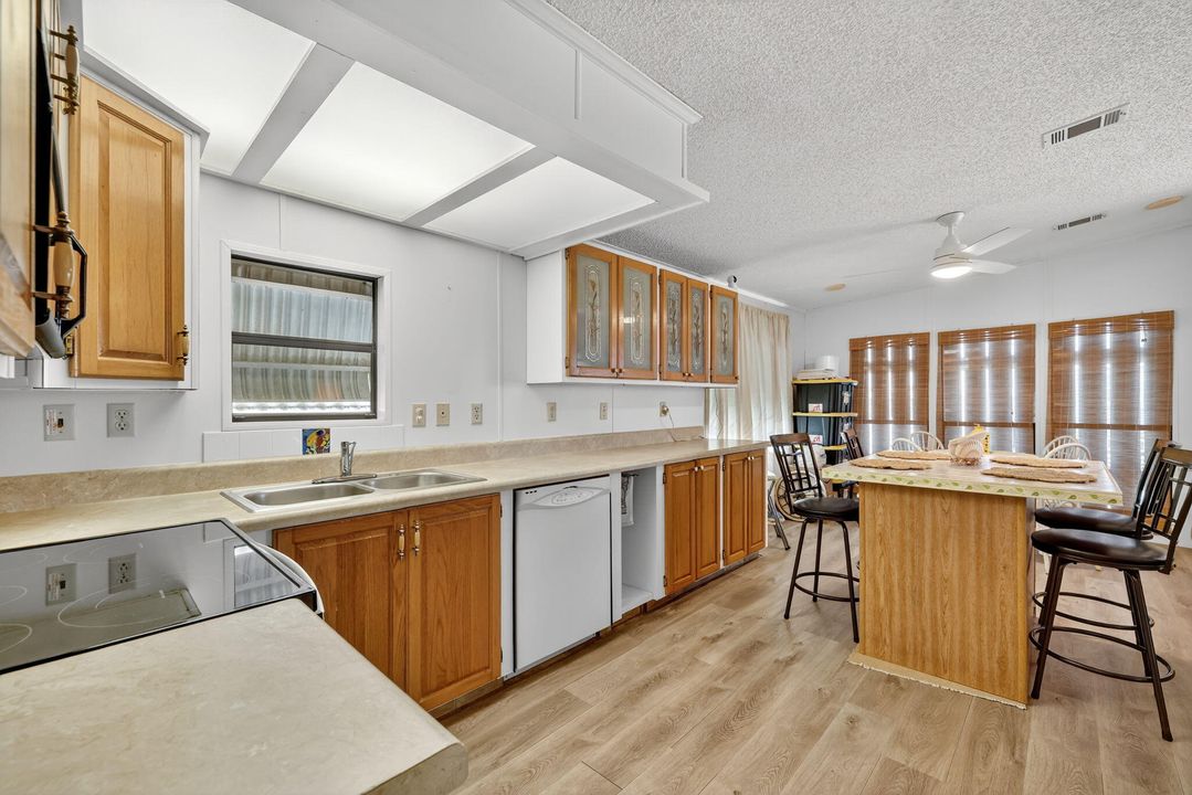 For Sale: $525,000 (1 beds, 1 baths, 948 Square Feet)