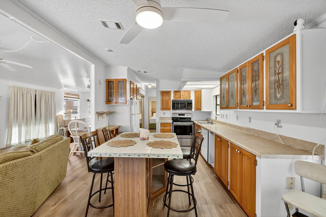 For Sale: $525,000 (1 beds, 1 baths, 948 Square Feet)